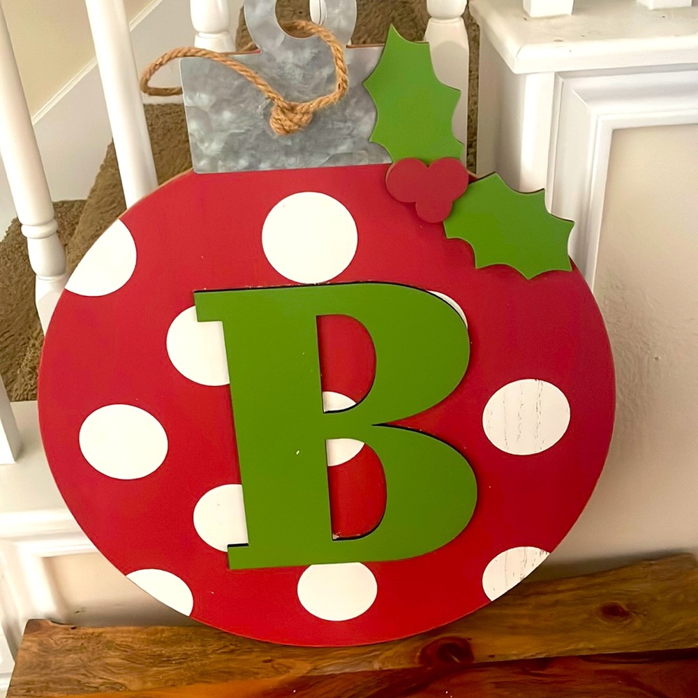 B wall decor Christmas